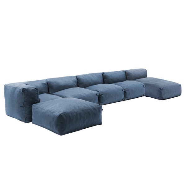 Modulares Lounge-Sofa aus mehreren Polsterelementen mit blauem Stoffbezug.