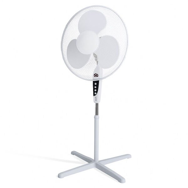 Standventilator in Weiß mit drei Rotorblättern, Schutzgitter und höhenverstellbarem Standfuß in Kreuzform.