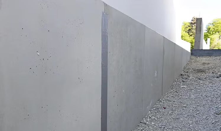 Betonmauer mit Fugenband an einer Baugrube im Außenbereich