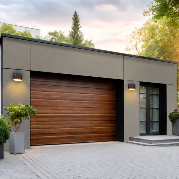 Moderne Garage mit Holzsektionaltor und Außenbeleuchtung