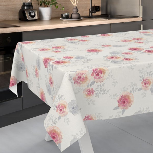 Rechteckige Tischdecke mit Blumenmuster aus Rosen in einer modernen Küche mit grauen Schränken und Arbeitsplatte in Holzoptik.