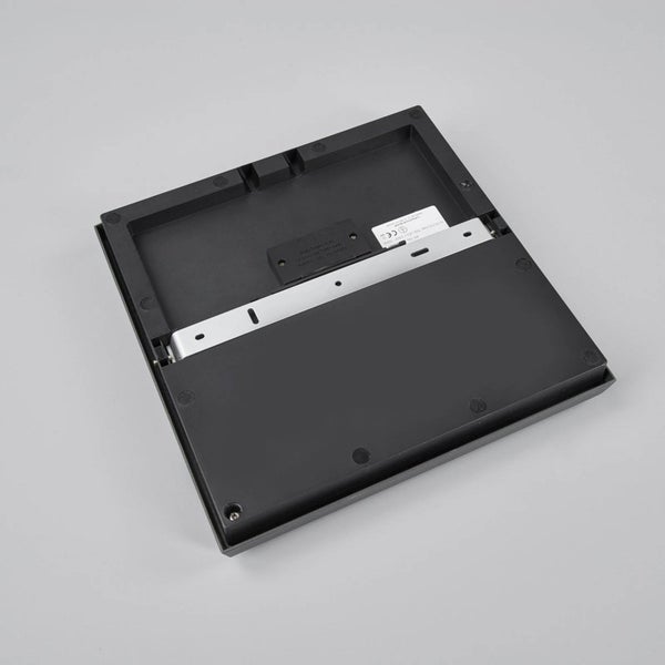 Rückansicht einer quadratischen schwarzen Leuchte mit silberner Montagehalterung aus Metall und technischem Etikett.