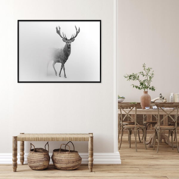 Wohnraum mit Hirsch-Wandbild, Sitzbank und Essbereich