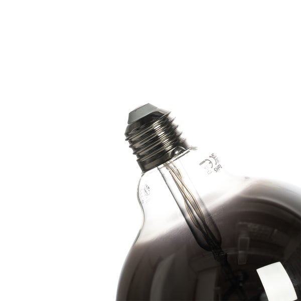 Nahaufnahme eines LED-Filament-Leuchtmittels mit getöntem Glas und Schraubsockel.