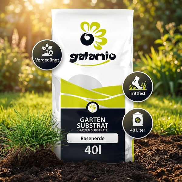 Galamio Logo auf einem 40 Liter Sack Gartensubstrat Rasenerde, vorgedüngt und trittfest, in einem Garten mit Erde und einem Grasbüschel.