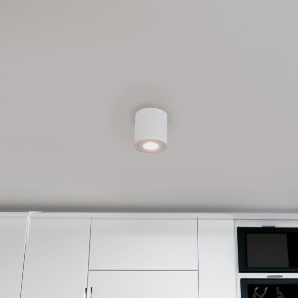 Zylindrische Deckenleuchte im modernen Küchendesign