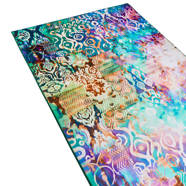 Rechteckiger Teppich mit buntem Patchwork-Muster und orientalischen Ornamenten.