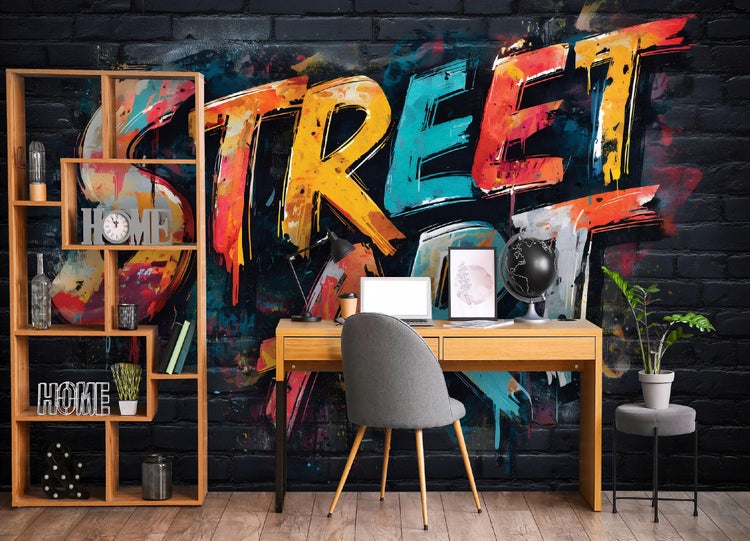 Moderne Fototapete mit bunter Graffiti-Aufschrift STREET auf schwarzer Backsteinwand im Arbeitszimmer mit Holzschreibtisch.