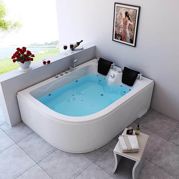 Moderne Whirlpool Badewanne mit Armaturen, zwei schwarzen Kopfstützen und integrierten Düsen in einem hellen, elegant eingerichteten Badezimmer.