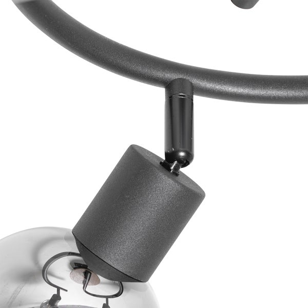 Detailaufnahme einer Deckenleuchte mit einem einzelnen Strahlerkopf und Leuchtmittel.