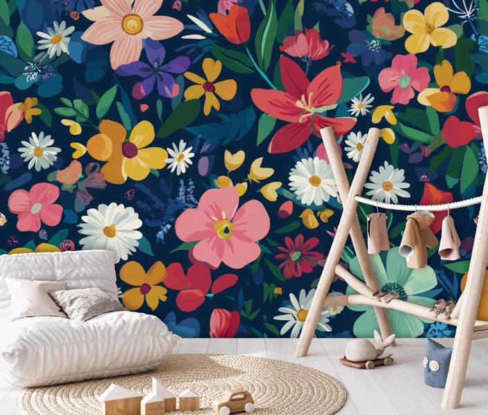 Dekoratives Kinderzimmer mit Blumenmustertapete, Sitzsack und Holzspielzeug