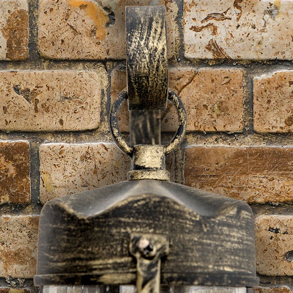 Detail einer Außenwandleuchte mit antikem Metall-Finish an einer Ziegelwand.