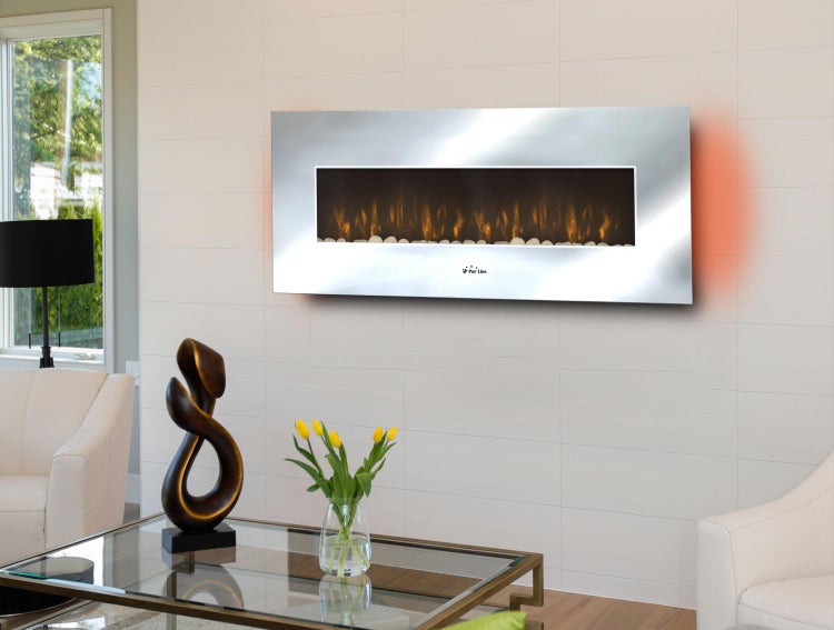 Wohnzimmer mit Elektrokamin mit Flammeneffekt an der Wand