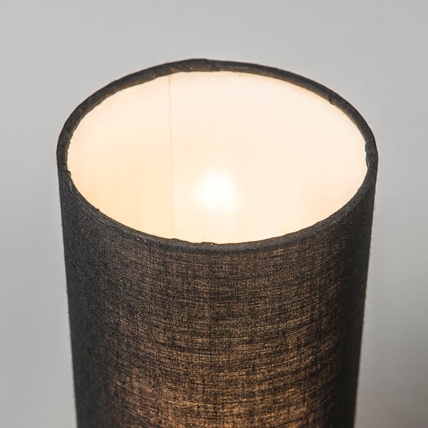 Detailaufnahme einer eingeschalteten Stehleuchte mit Stoffschirm