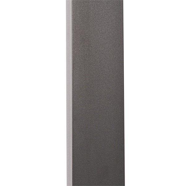 Nahaufnahme der feinstrukturierten Oberfläche eines quadratischen Metallprofils in Anthrazit.