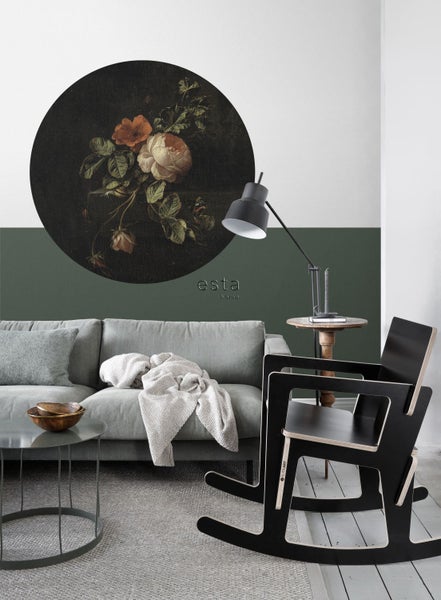 Wohnzimmer mit Sofa, Couchtisch, Stehlampe und Schaukelstuhl