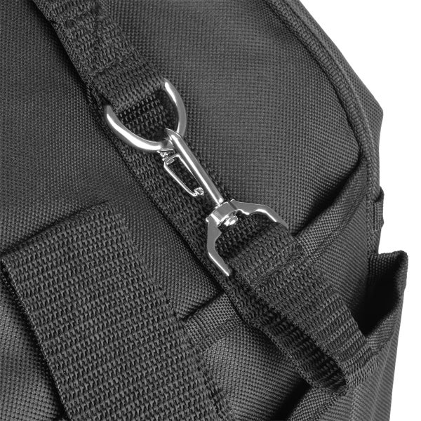 Detail einer Werkzeugtasche mit Karabinerhaken an einem Textilband