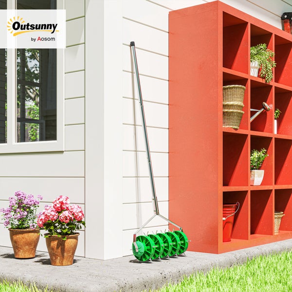 Outsunny by Aosom Rasenlüfter vor einer Hauswand mit Regal