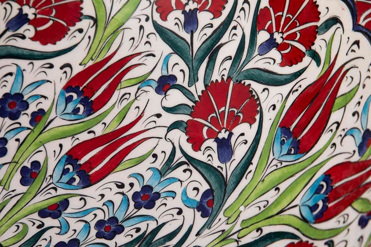 Detailansicht eines Musters mit roten Tulpen und Nelken auf weißem Hintergrund