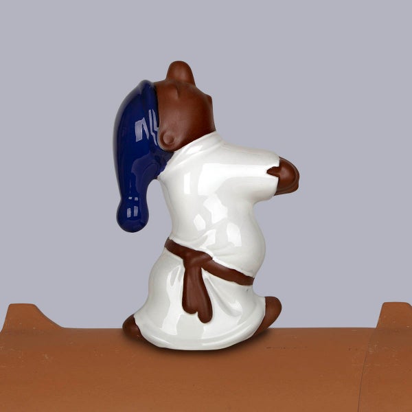 Schlafwandler Firstfigur aus Keramik in Blau, Weiß und Braun für das Dach.