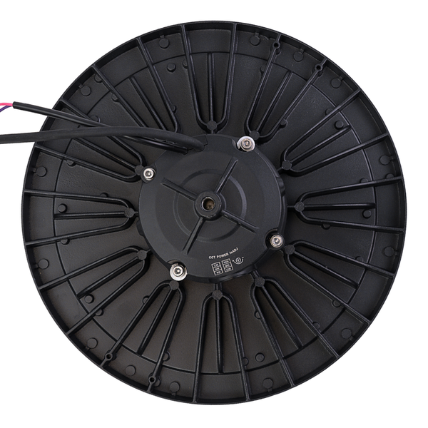 Unterseite einer runden Hallenleuchte mit Kühlrippen