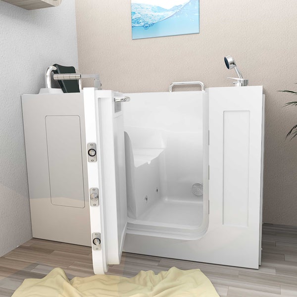 Begehbare Badewanne mit geöffneter Tür in einem Badezimmer.