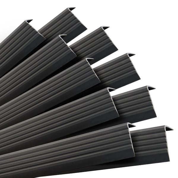Mehrere Treppenkantenprofile aus geriffeltem Material