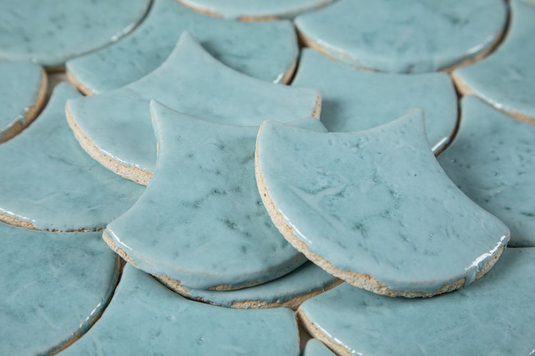 Nahaufnahme von fächerförmigen Mosaikfliesen