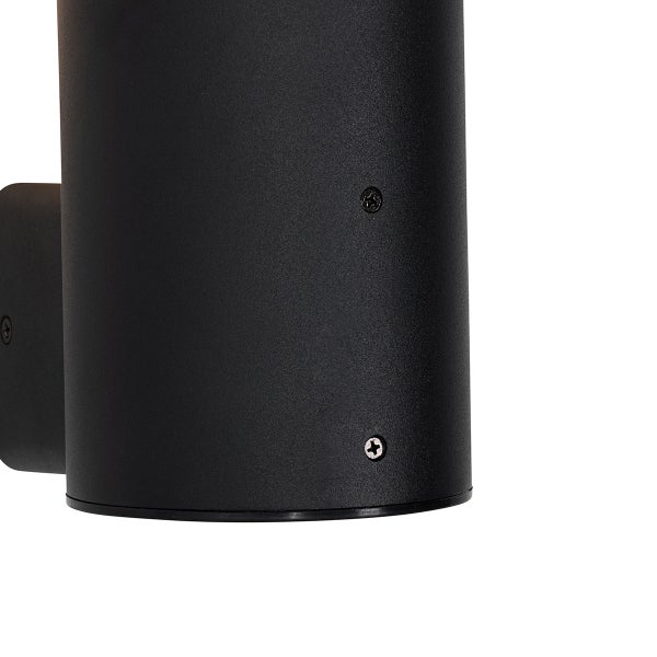 Nahaufnahme einer zylindrischen Außenwandleuchte mit schwarzer matter Oberfläche und sichtbaren Schrauben.