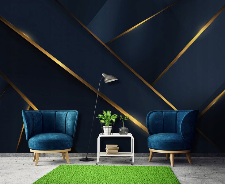 Einrichtungsbeispiel mit zwei Sesseln, Beistelltisch und Stehlampe vor einer Wand mit geometrischem Muster