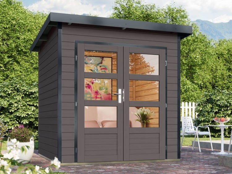 Modernes Gartenhaus aus Holz mit Pultdach und Doppeltüren mit Glaseinsätzen in einem Garten.