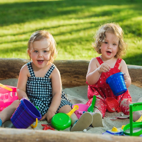 GardenGloss® 4m² Unkrautvlies für Sandkasten 150g/m² Extra Stark (2m x 2m) - Sandkastenvlies Extrem Reissfest und Wasserdurchlässig - Gartenvlies für den Kinder Sandkasten