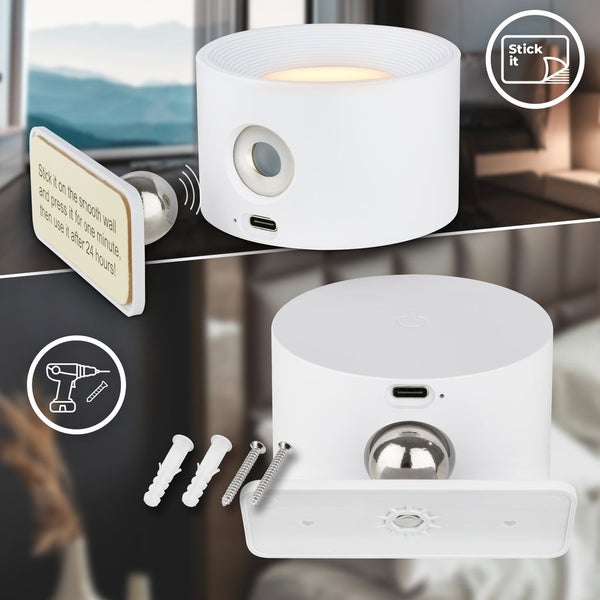 Weiße Wandleuchte mit zylindrischem Kopf, verstellbarem Gelenk und geriffeltem Reflektor für einstellbare Lichttemperaturen.