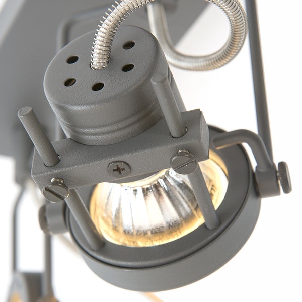 Nahaufnahme eines grauen Deckenstrahlers mit sichtbarer Lampe