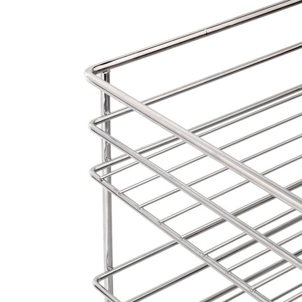 Detail eines verchromten Drahtkorbs für Schrankauszüge aus Metall.