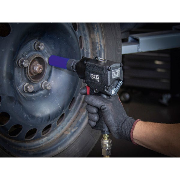 Eine Wasserpumpenzange von KS Tools wird an einem Auto verwendet.