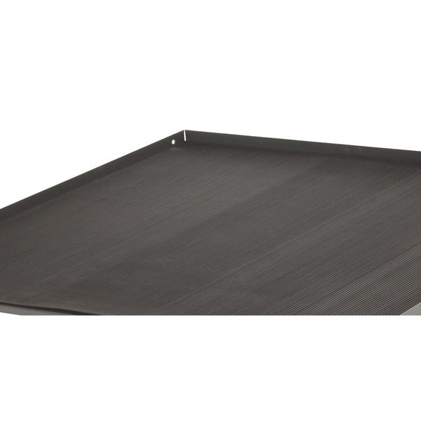 Strukturierter Einlegeboden mit erhöhtem Rand und gerippter Oberfläche.