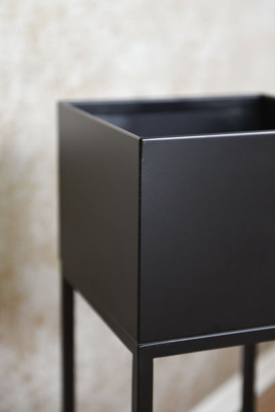 Quadratischer Pflanzkasten aus schwarzem Metall mit Gestell