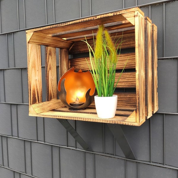 Dekorative Holzkiste mit Kerzenhalter und Topfpflanze zur Wandmontage