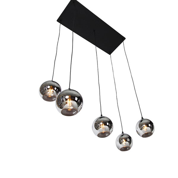 Hängeleuchte mit fünf rauchfarbenen Kugellampen an schwarzer Halterung