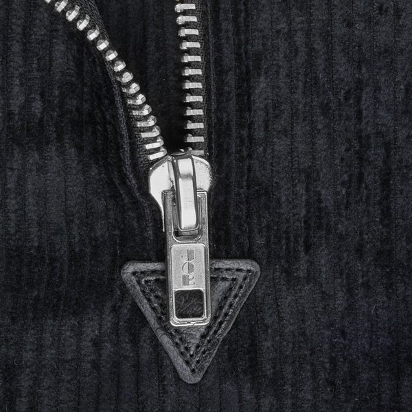 Detailaufnahme eines Reißverschlusses auf einem Kleidungsstück