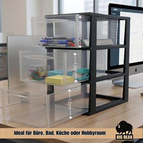 Schreibtisch Organizer mit drei transparenten Schubladen je zwölf Zentimeter Höhe zur Aufbewahrung von Bürobedarf auf einem Schreibtisch.
