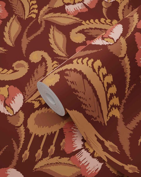 Vliestapete mit floralem Muster im Ikat-Stil, leicht abgerollte Rolle.