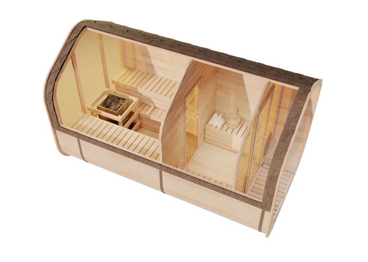 Fasssauna aus Holz mit zwei Räumen, Saunabereich mit Ofen und Sitzbänken sowie einem Vorraum mit Bank.