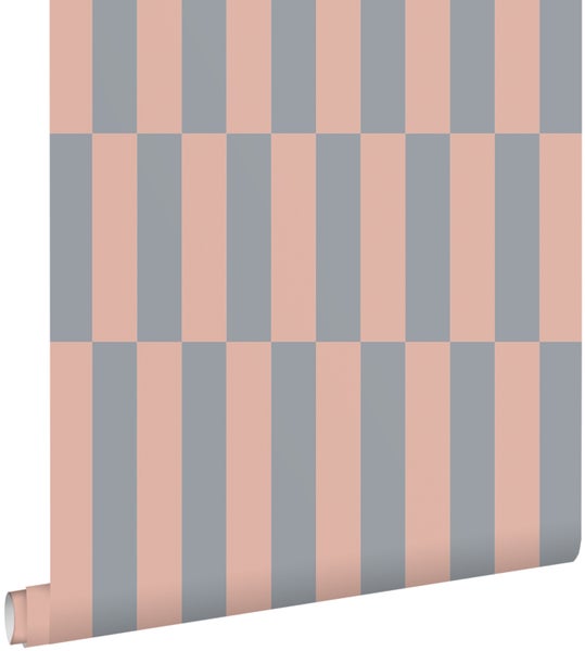 Tapete mit geometrischem Muster aus rosa und grauen Rechtecken.