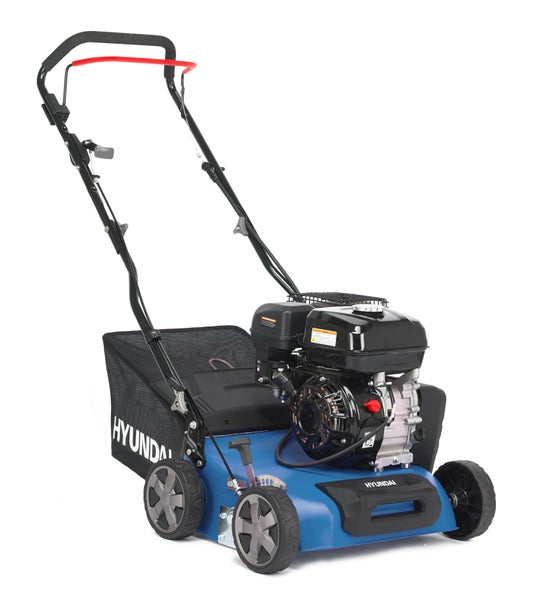 Hyundai Benzin-Vertikutierer mit blauem Gehäuse, schwarzem Fangkorb und Schubbügel.