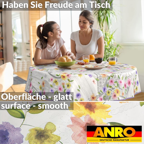 Tischdecke mit Blumenmuster und glatter Oberfläche auf einem Esstisch mit Mutter und Tochter