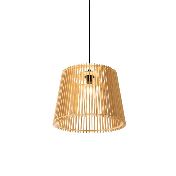Moderne Pendelleuchte aus Holz mit einem Schirm aus Holzlamellen und einem schwarzen Kabel.