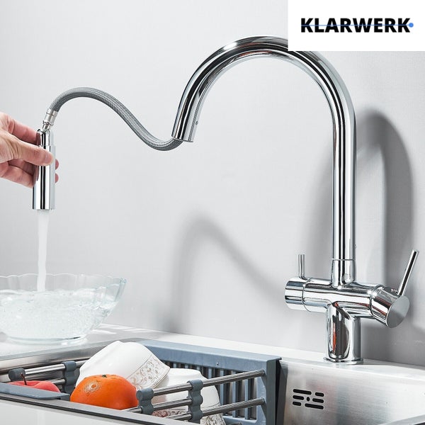 Verchromte Küchenarmatur von Klarwerk mit ausziehbarer Geschirrbrause über einer Edelstahlspüle. Klarwerk Logo.