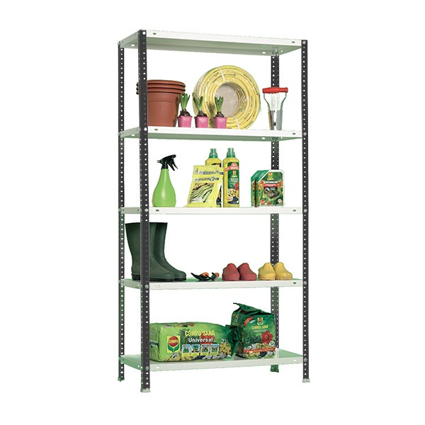 Metallregal mit fünf Ebenen, bestückt mit Gartenutensilien wie Töpfen, Gummistiefeln, Gartenschlauch und Pflanzerde.